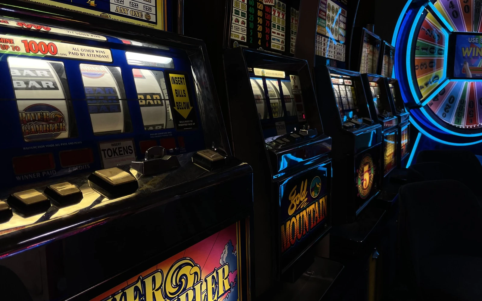 หน้าจอเกมสล็อตที่แสดงรีลและสัญลักษณ์พิเศษ